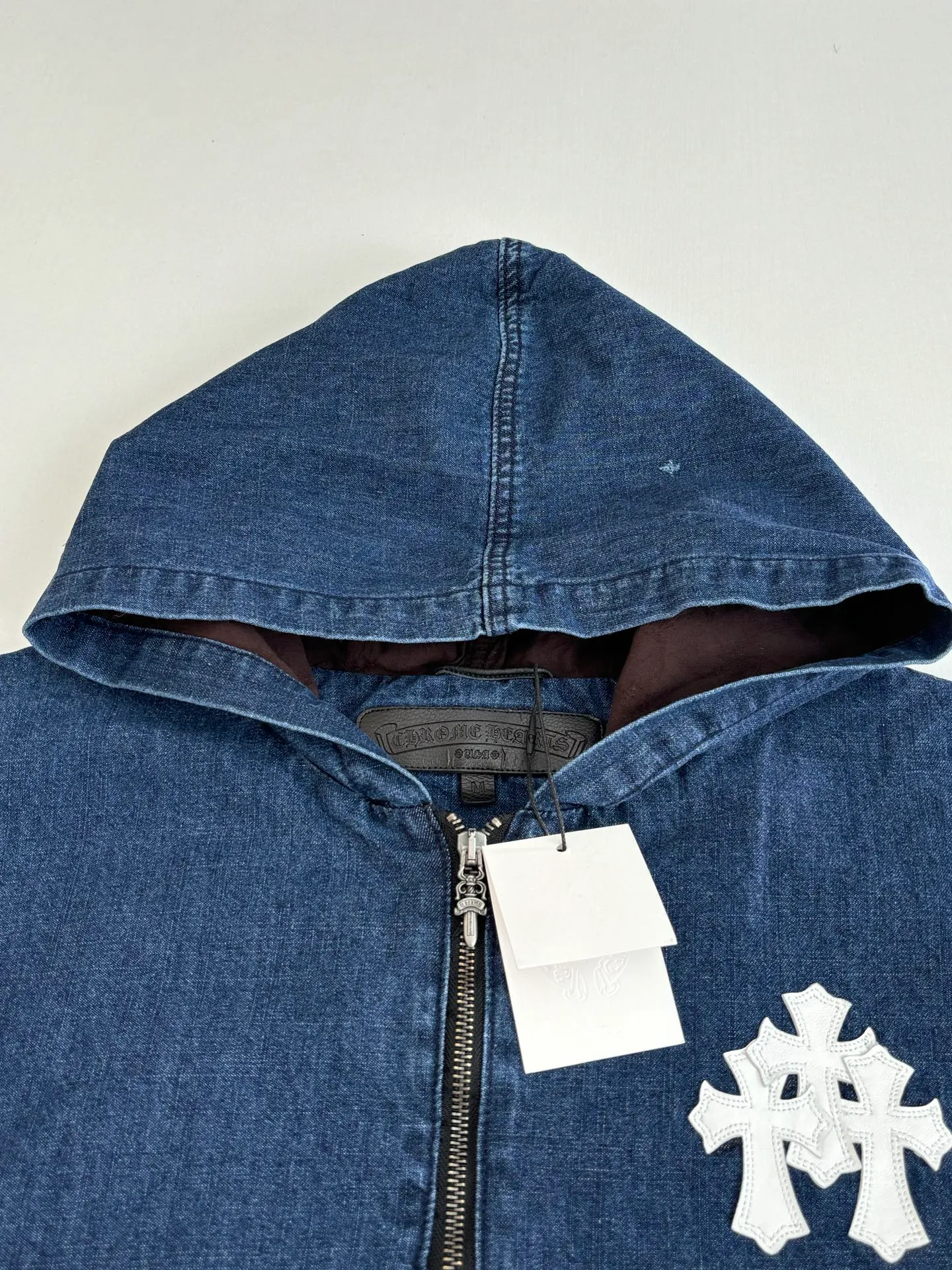 P770 Chrome Heart*/Chrome Heart Ch half-zip patchwork leather contrasting denim jacket. The original domestic spot purchase is 3.4W. The development cost is extremely high. The fabric is made of high-density pure cotton twill denim material imported from Italy. The jacquard lining requires a minimum order of 1,000 meters. The loss is huge. The printing is based on the original version and is hand-made glue printing. The focus is on hand-sewing sheepskin crosses. The gold content is extremely high. Real antique silver chain heads (key points: zipper pullers are sprayed with silver to make them old). Size: S/M/L